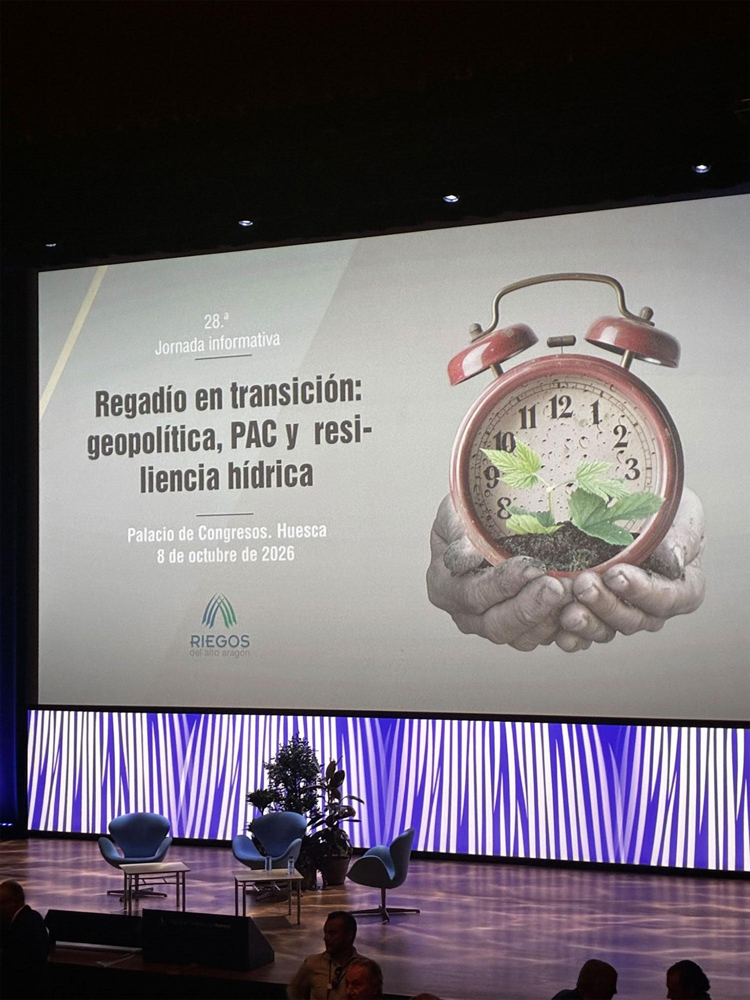 Riesgo Cero patrocina la 28ª Jornada Informativa de Riegos del Alto Aragón Pradas también hizo balance de un año hidrológico 2025-2026 especialmente complicado, marcado por las elevadas temperaturas, las sucesivas olas de calor y la escasez de precipitaciones, circunstancias que han puesto de manifiesto la necesidad de continuar avanzando en la modernización y eficiencia de los regadíos.